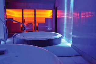 Gay Bathhouse Guide : Base and Basement Saunas