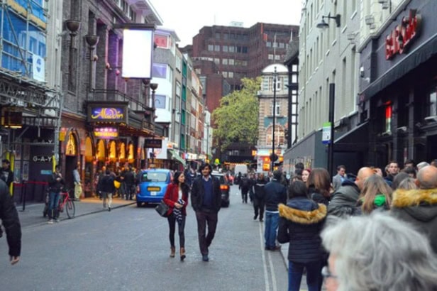 UK’s pubs, bars and nightclubs told to close from tonight