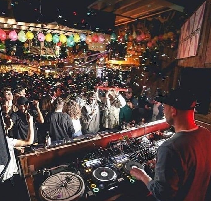 No EXIT mixed club