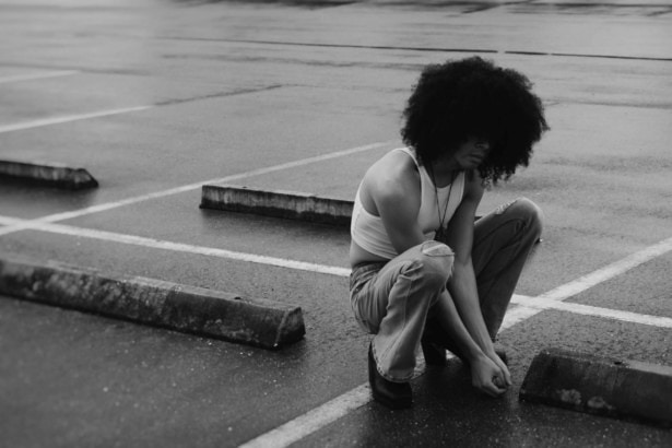 Kris Kollins is back once again to unveil his passionate new single ‘SIDE FX’.