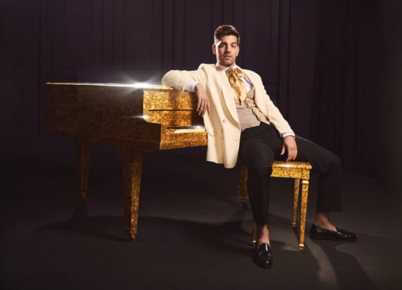 Matt Rogers at Soho Theatre 13 – 18 Nov ’23. The Yuletide queer musical extravaganza you’ve been waiting for.
