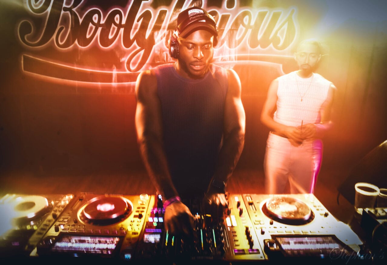 Bootylicious photo review by Steven Aggieson